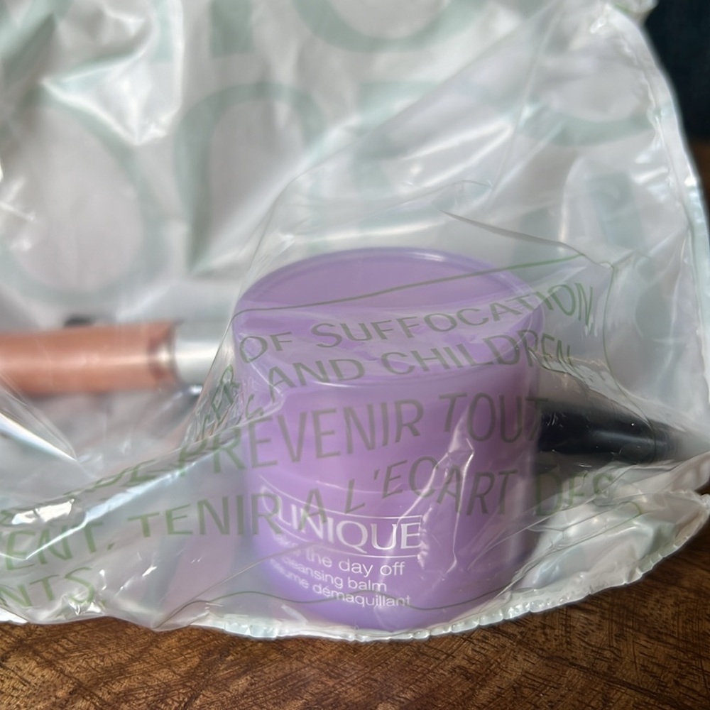 NIB Clinique set: cleansing balm, liquid liner and lip gloss - Picture 6 of 6